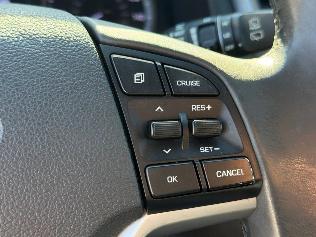 Used 2017 Black Hyundai SE Plus image 25