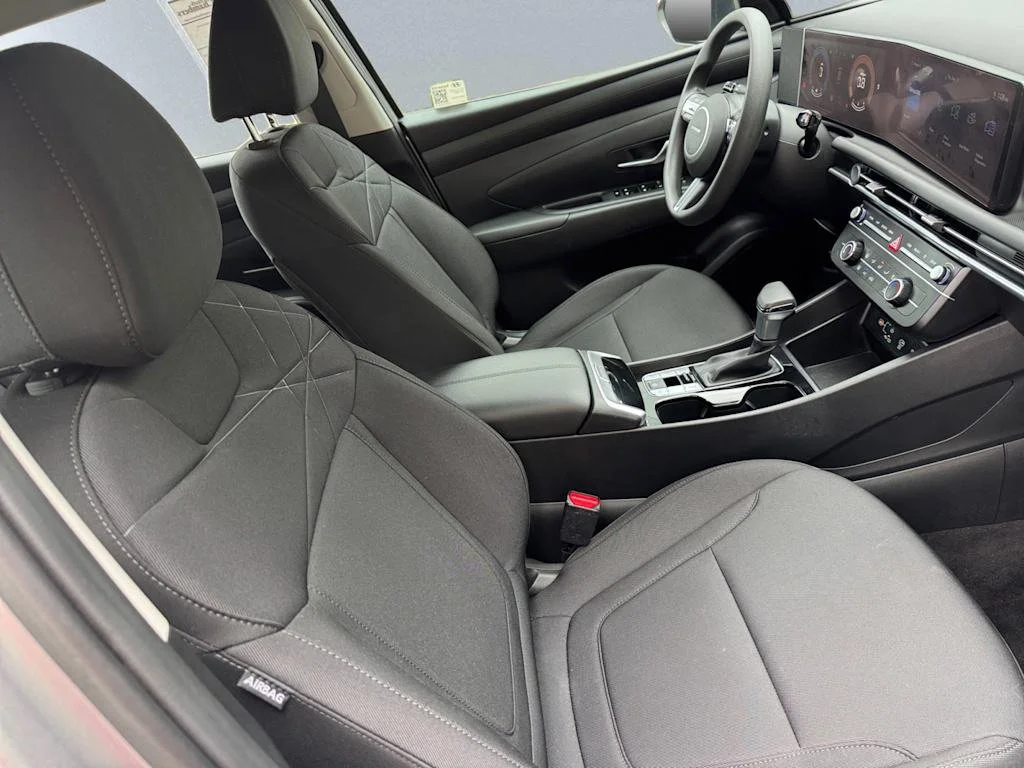 Used 2025 Silver Hyundai SE image 23