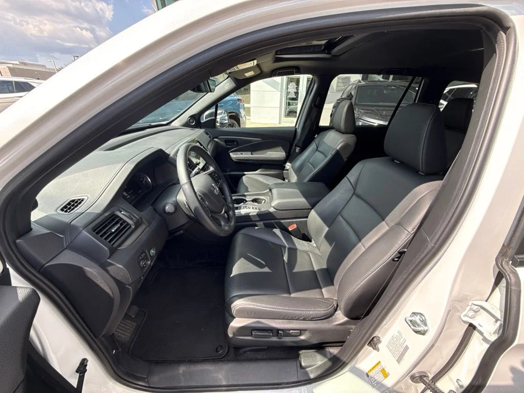 Used 2024 Platinum White Pearl Honda EX-L image 11