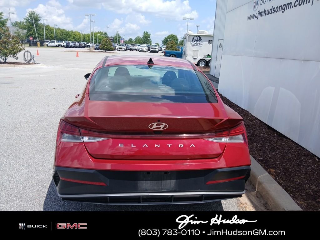 Used 2025 Red Hyundai SEL Convenience image 5
