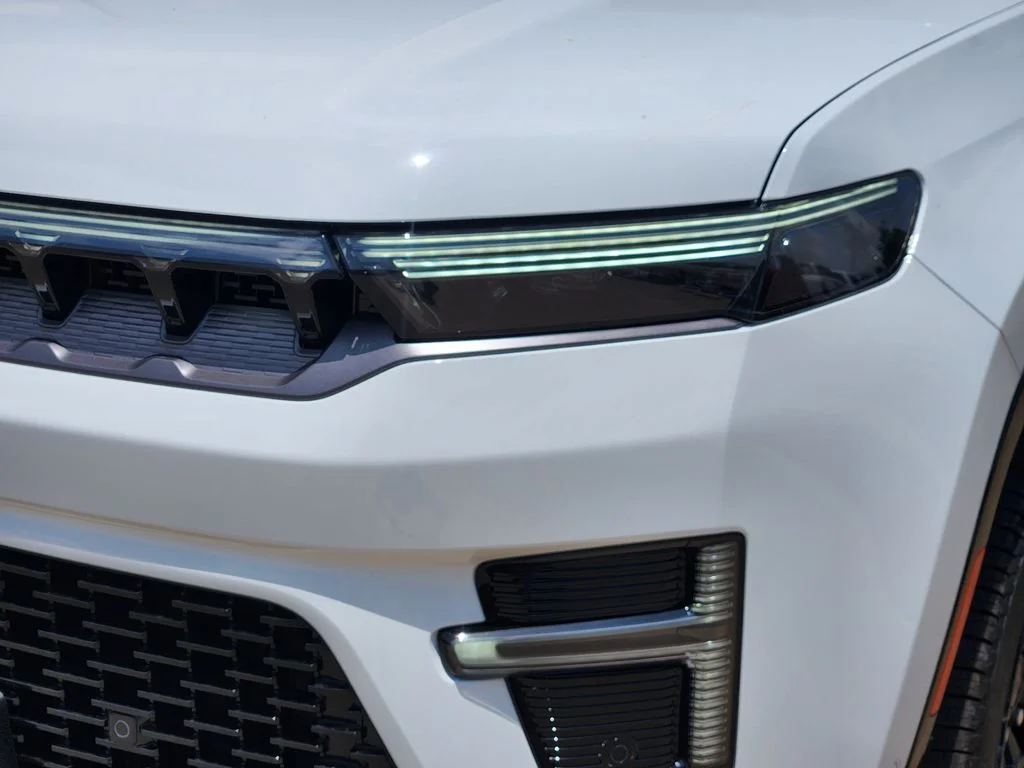 New 2026 Bright White Clear-Coat Exterior Paint Jeep Limited Reserve image 5