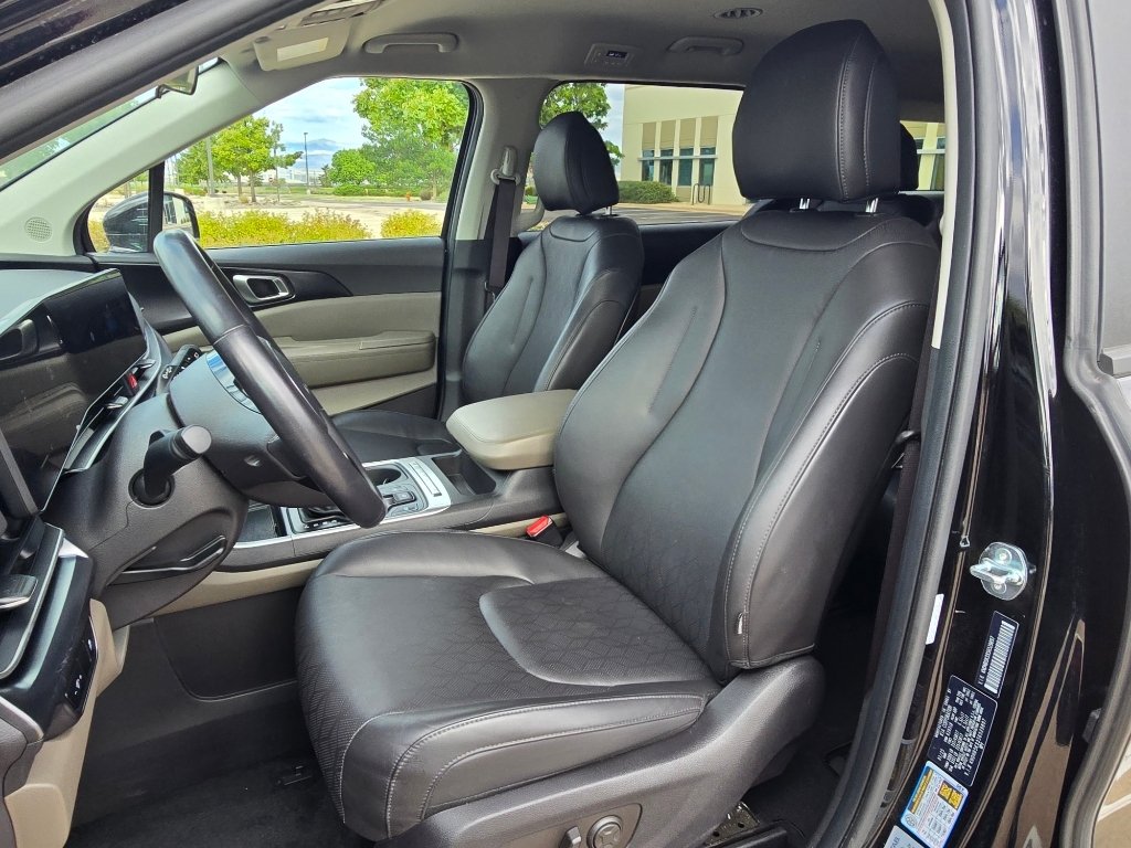 Used 2025 Aurora Black Pearl Kia LXS image 13