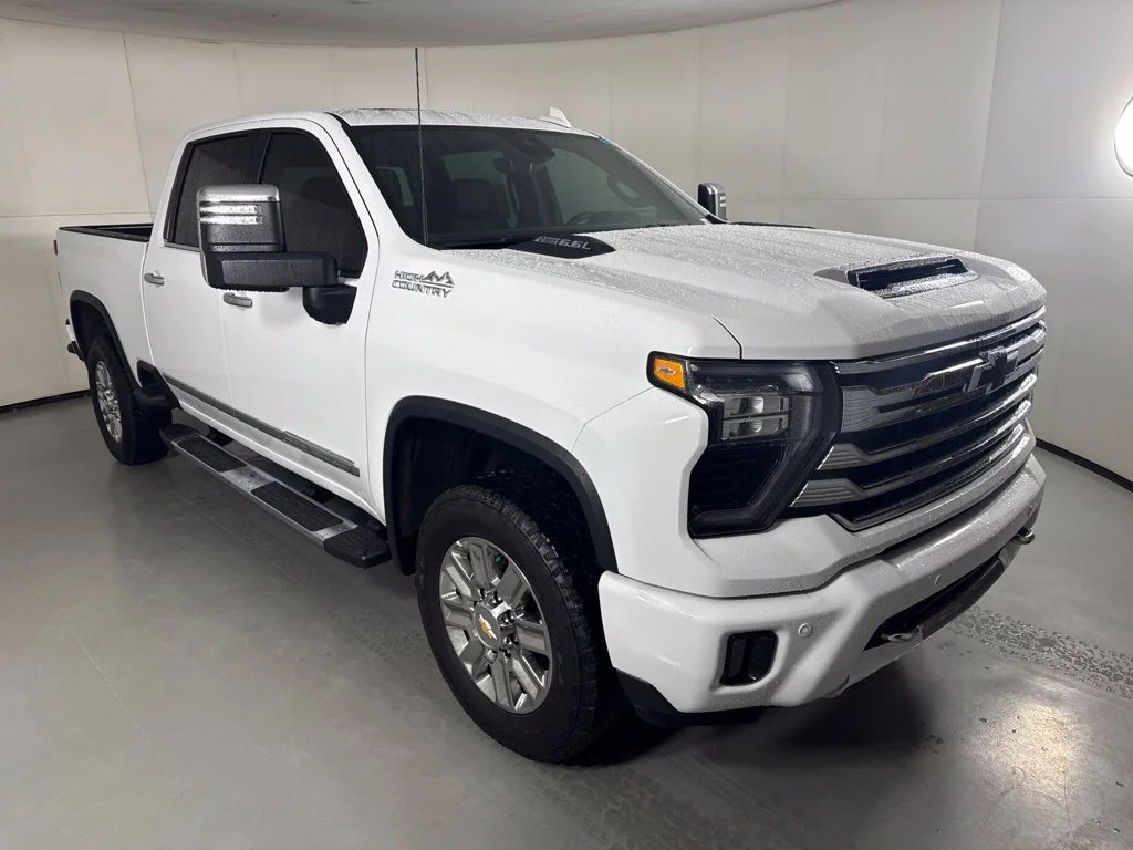 New 2026 Summit White Chevrolet High Country image 2