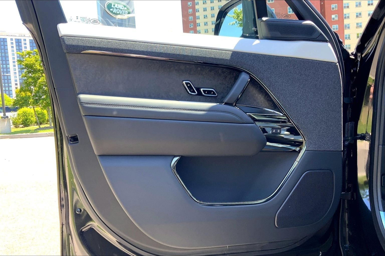 New 2026 Santorini Black LAND ROVER Dynamic SE image 10