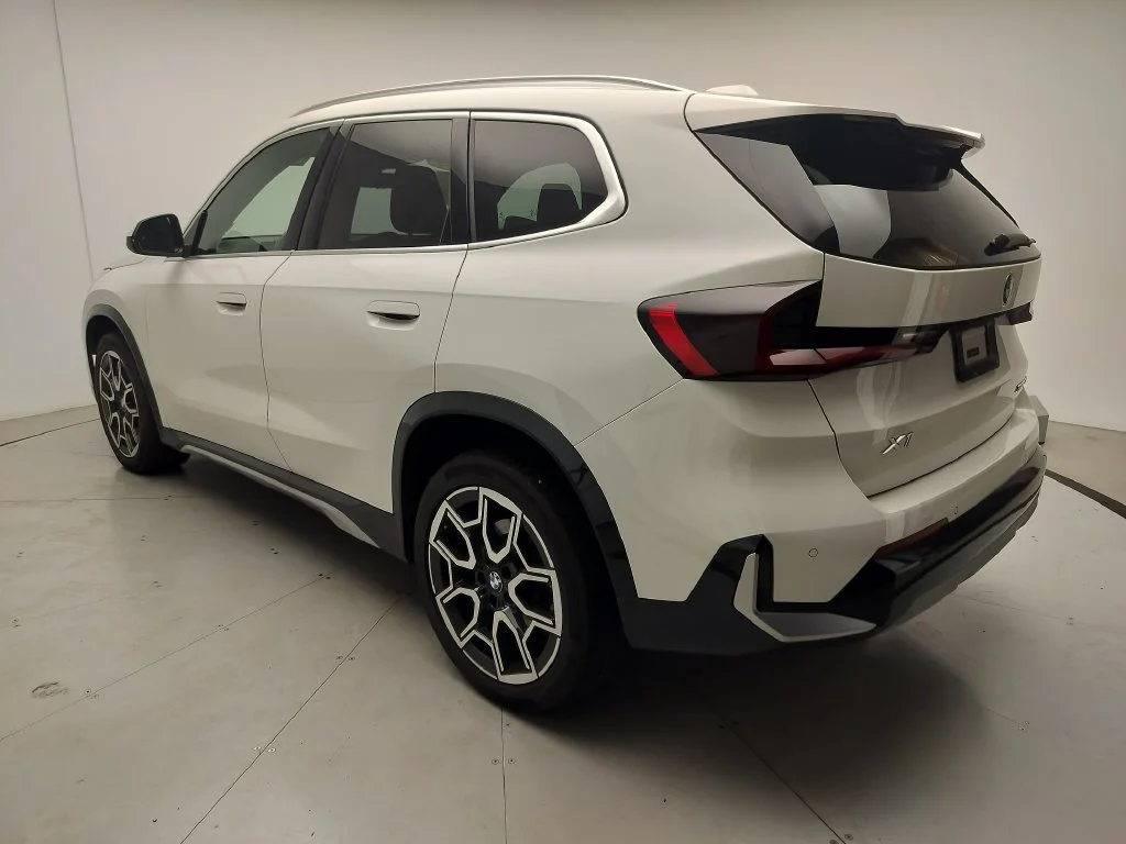 Used 2025 White BMW xDrive28i image 4