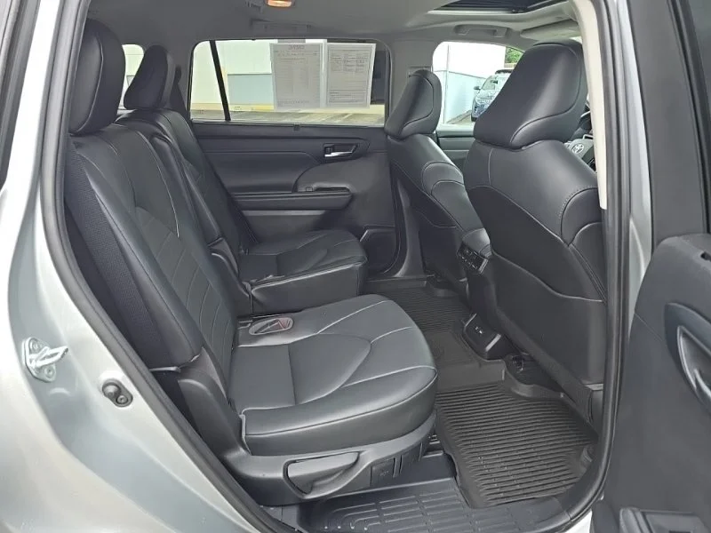 Used 2021 Silver Toyota XLE image 34