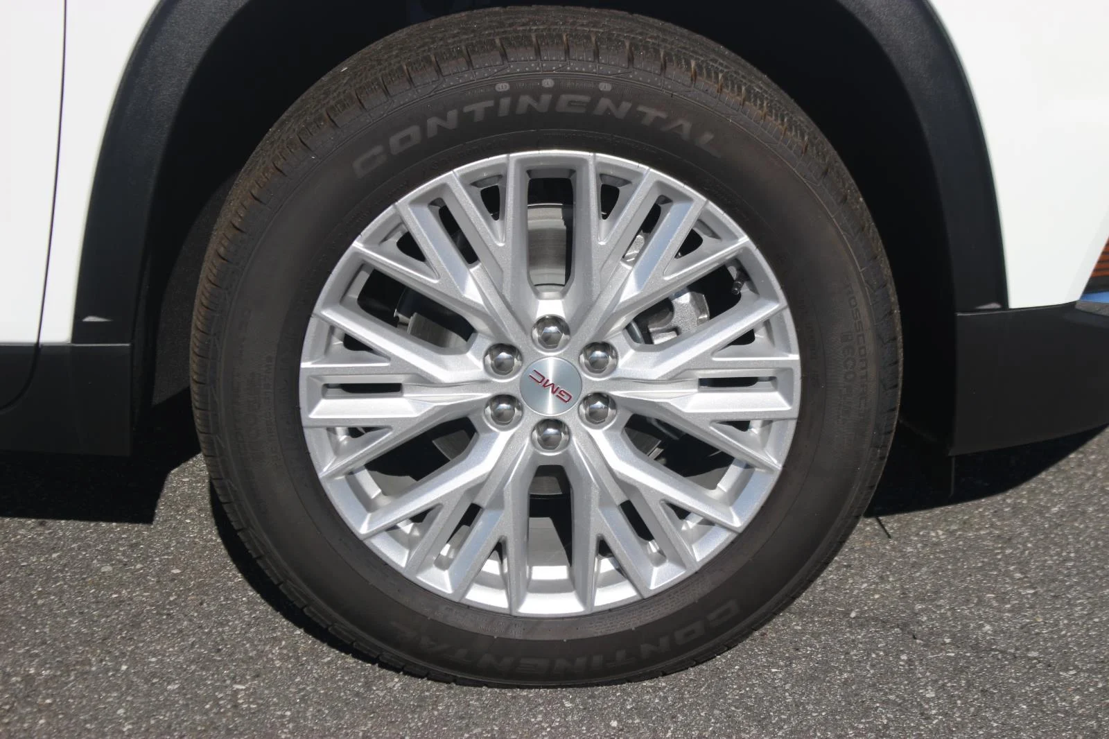 New 2025 Summit White GMC Elevation image 9
