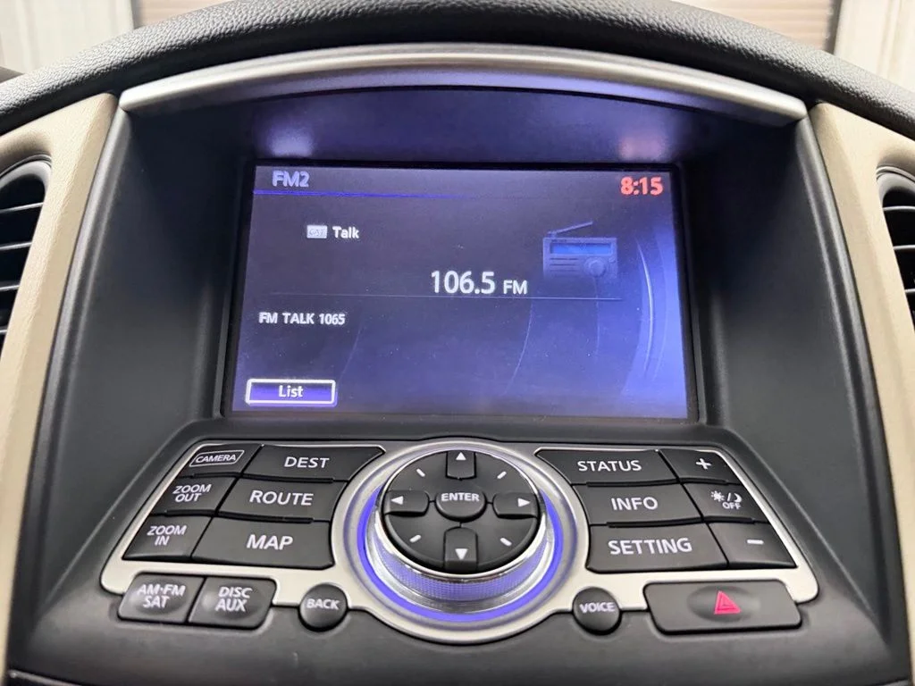 Used 2017 White INFINITI Base image 22