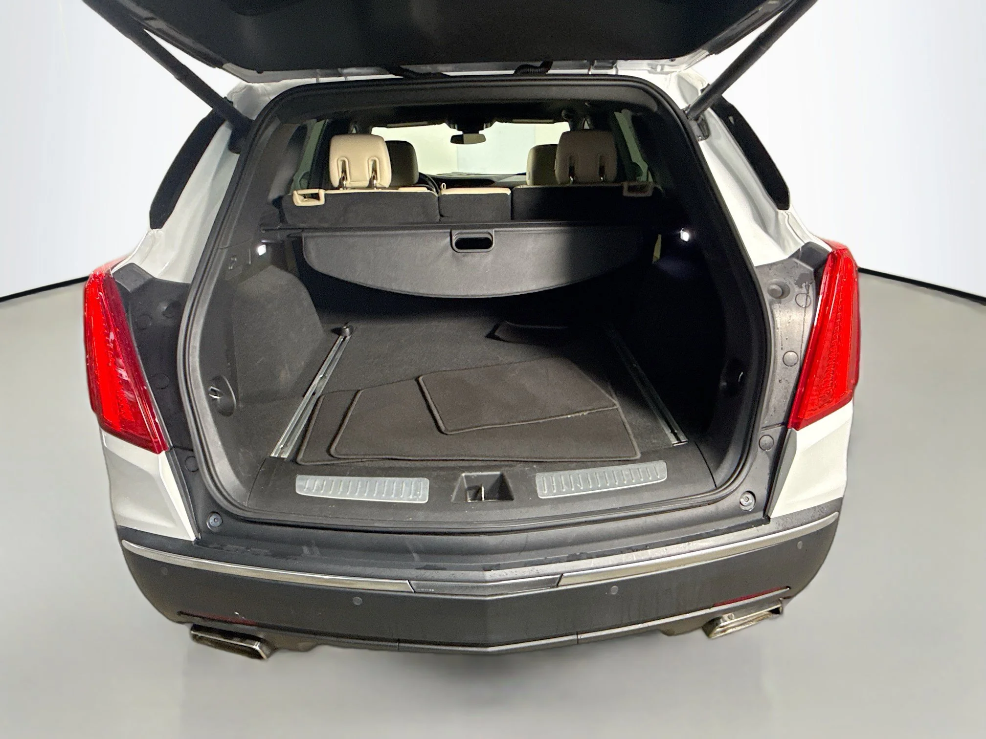 Used 2018 Crystal White Tricoat Cadillac Luxury FWD image 31