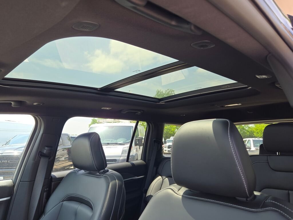 New 2026 Diamond Black Crystal Pearlcoat Jeep Limited image 24