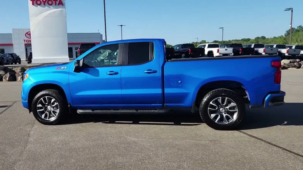Used 2025 Riptide Blue Metallic Chevrolet RST image 6