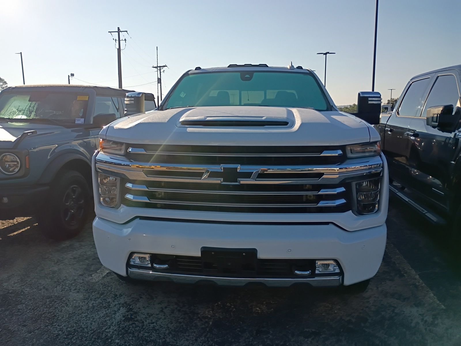 Used 2021 White Chevrolet High Country image 2