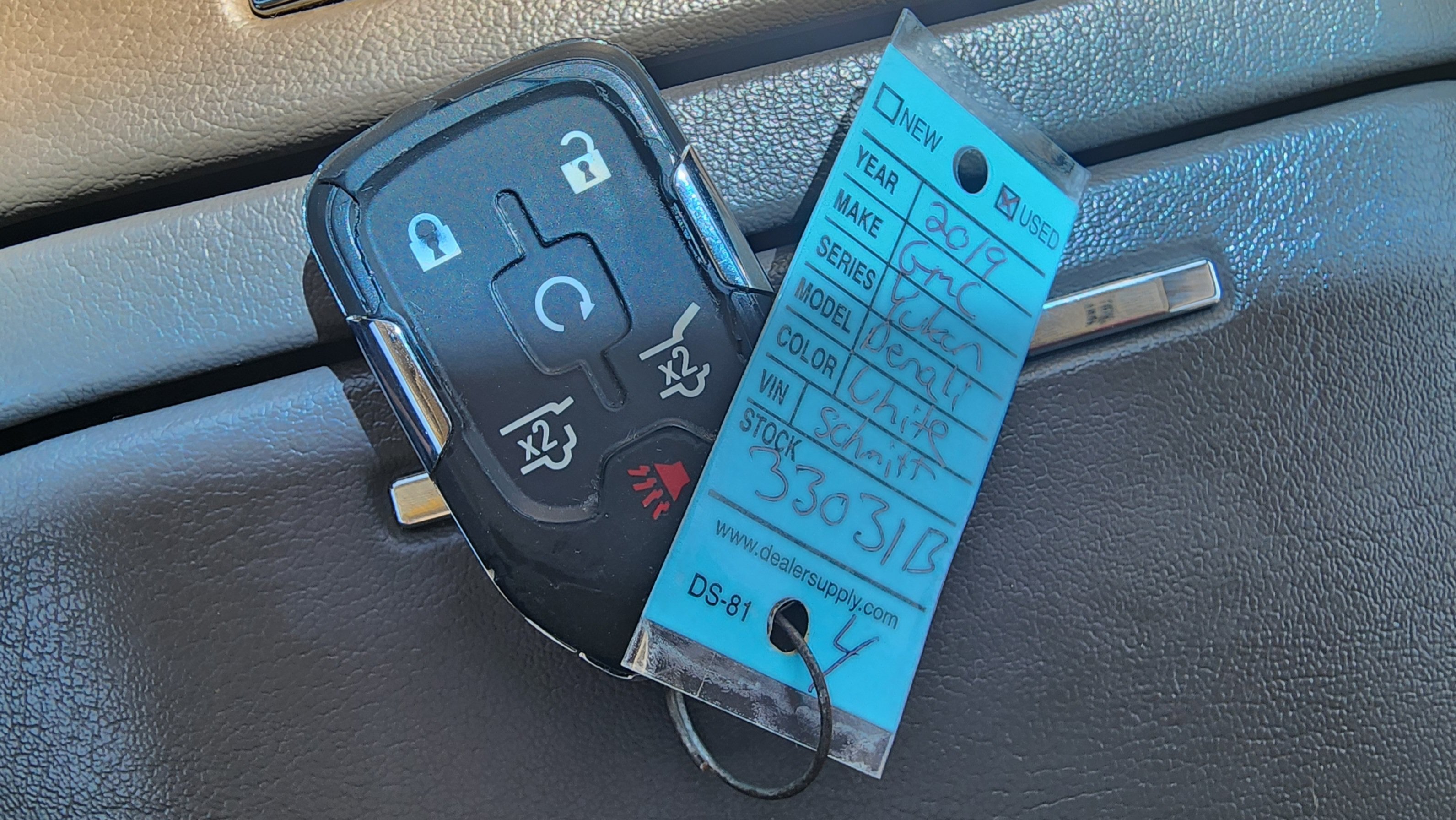 Used 2019 WHITE FROST TRICOAT GMC Denali image 23