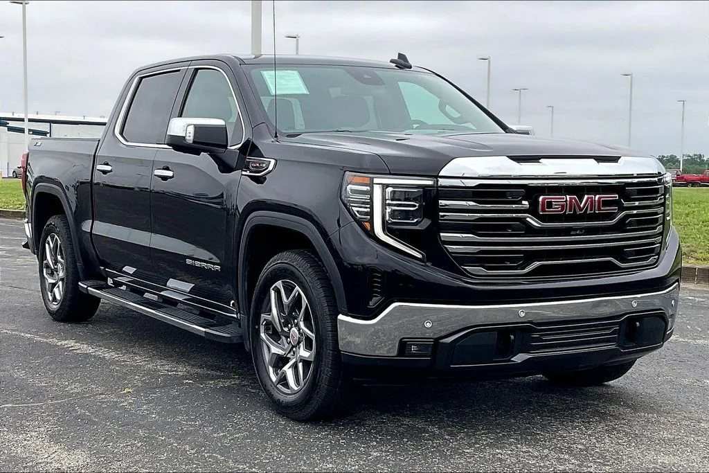2022 GMC Sierra 4WD Crew Cab Short Box SLT's photo