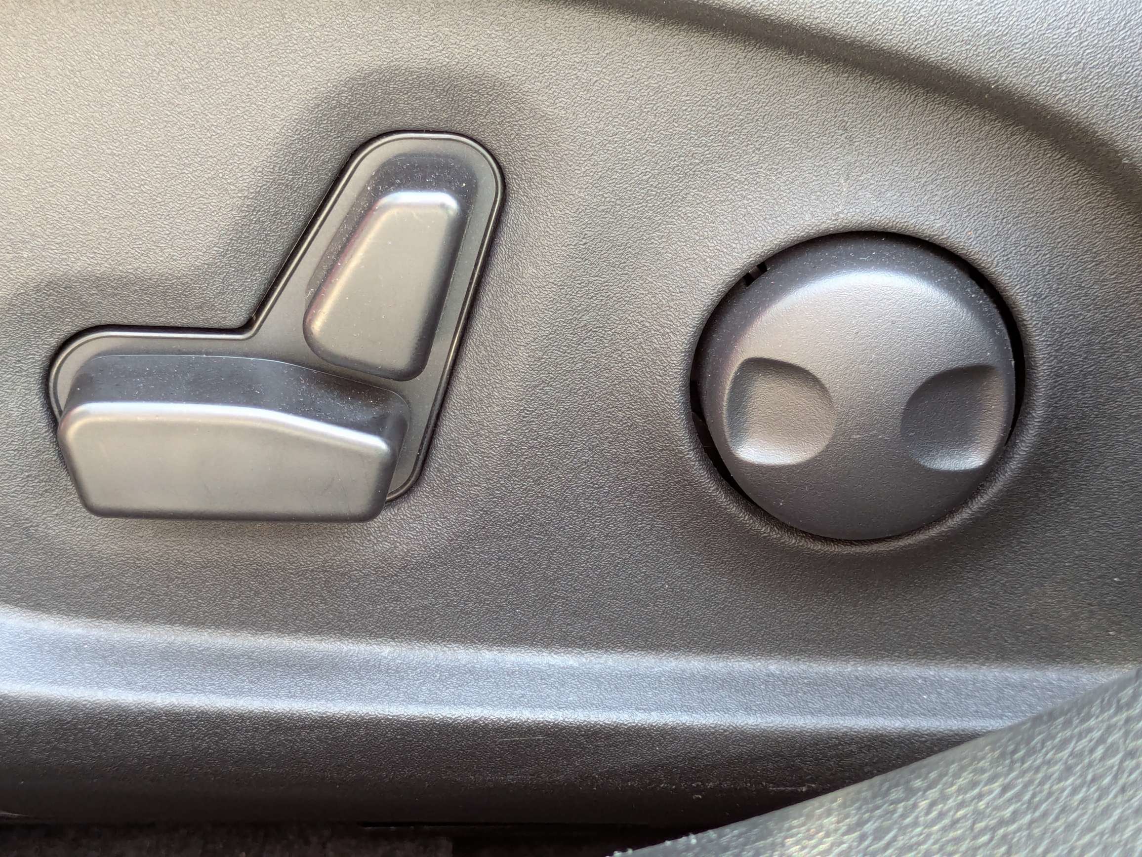 Used 2025 Red Hot Pearlcoat Jeep Latitude image 24