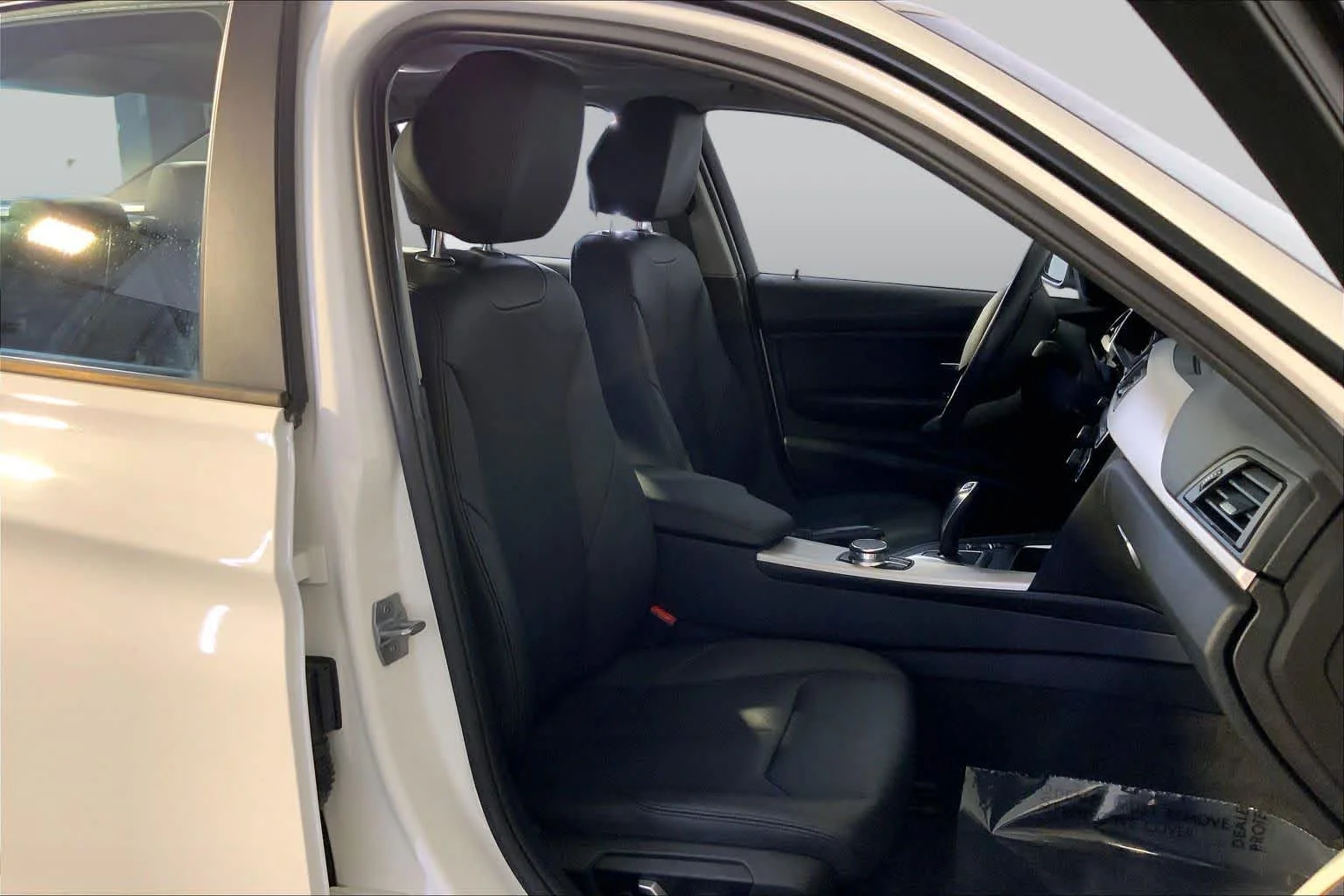 Used 2018 Alpine White BMW 320i xDrive image 8