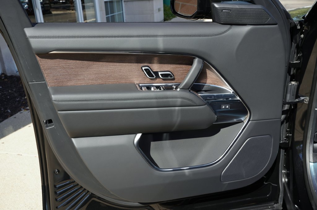 New 2027 Santorini Black Land Rover SE image 10
