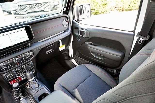 New 2026 Bright White Clear-Coat Exterior Paint Jeep Rubicon image 27