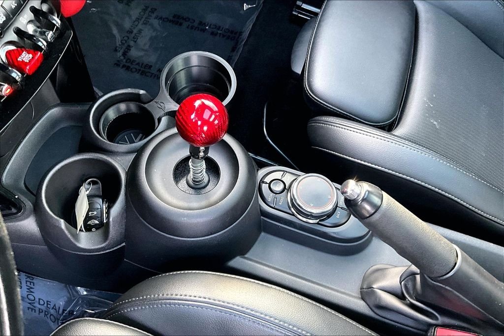 Used 2016 Red MINI Base image 16