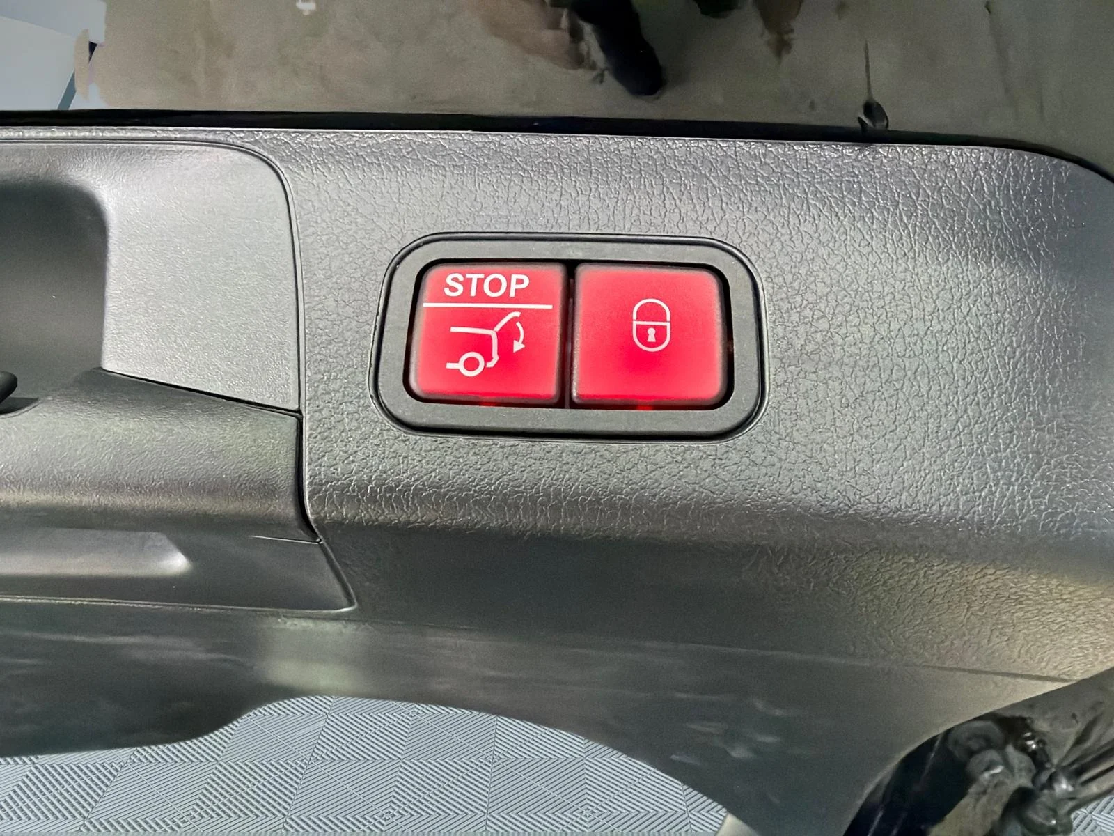 Used 2026 Black Mercedes-Benz GLB 250 4MATIC SUV image 8