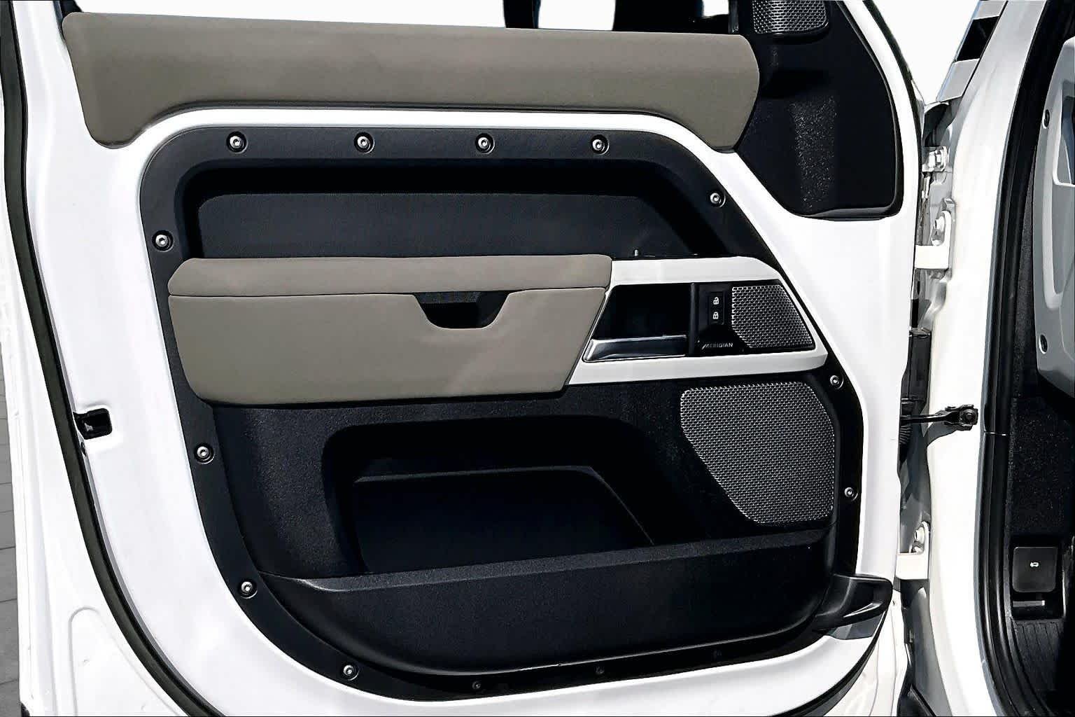Used 2023 Fuji White Land Rover S image 23