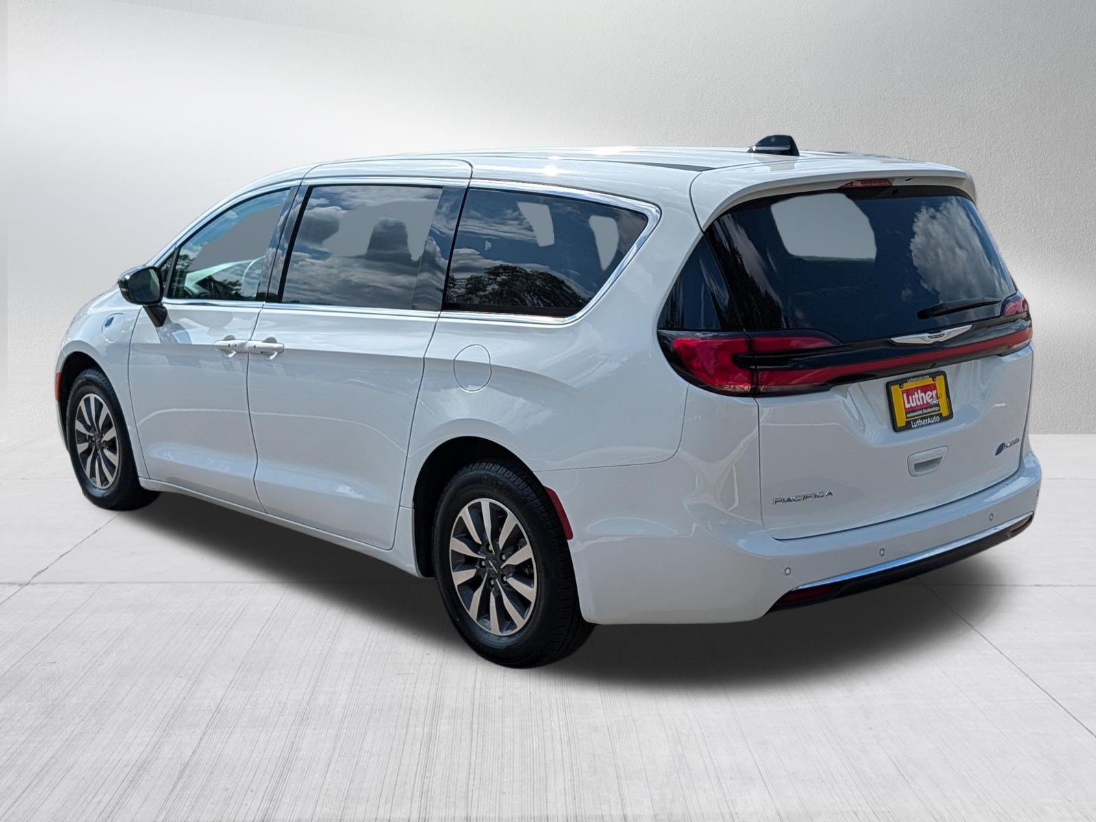 Used 2024 Bright White Clearcoat Chrysler Hybrid Select image 5
