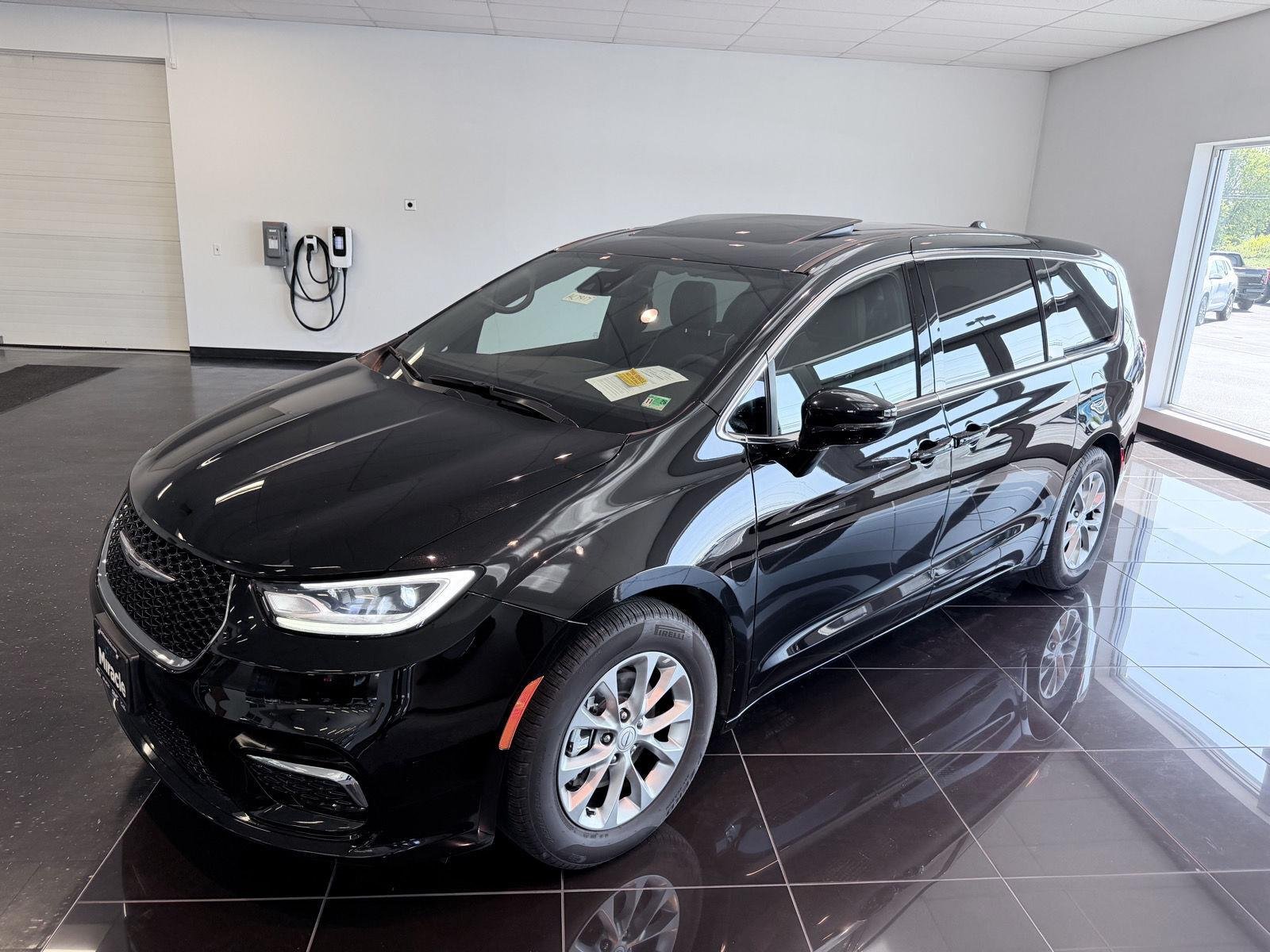 Used 2026 Diamond Black Crystal Pearlcoat Chrysler Limited image 7