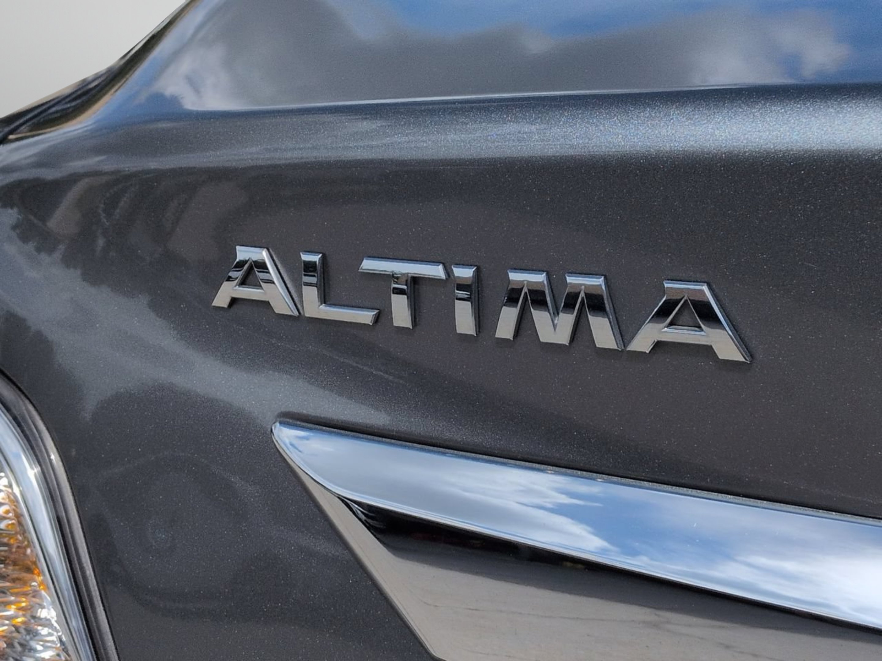 Used 2014 Gun Metallic Nissan 2.5 SL image 32