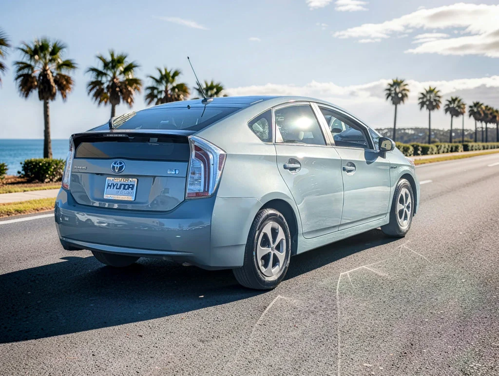 Used 2012 Beige Toyota Three image 5