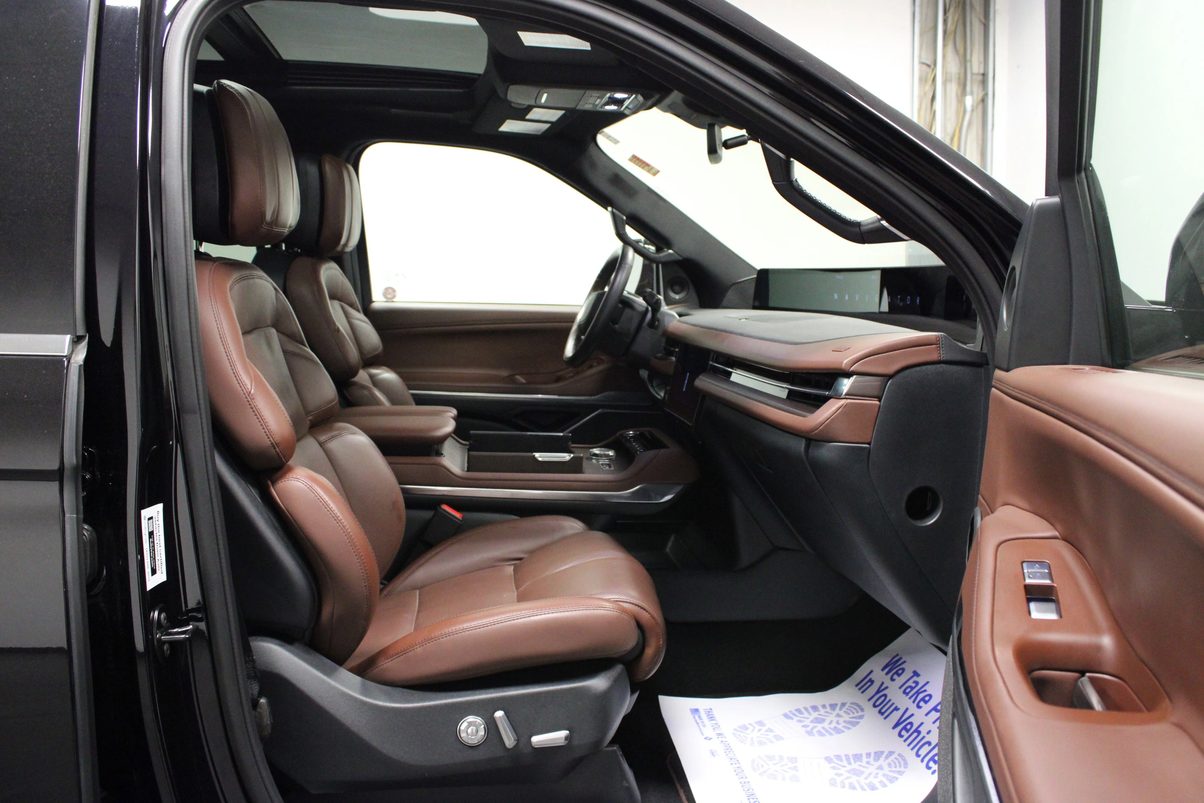 Used 2025 Infinite Black Metallic Clearcoat Lincoln Reserve image 17