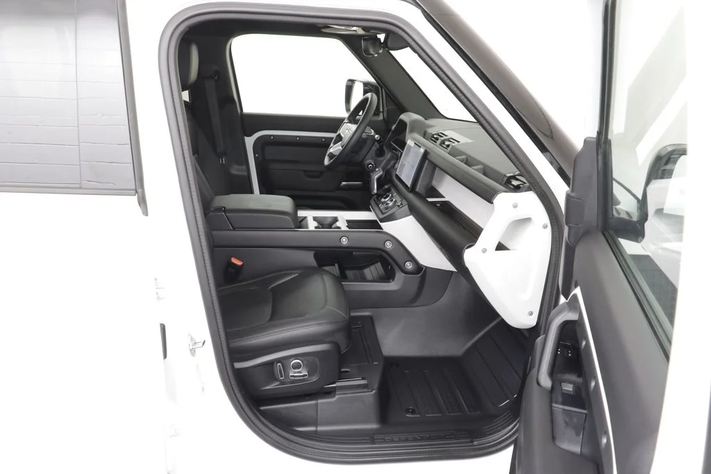 Certified Used 2025 White Land Rover X-Dynamic SE image 20