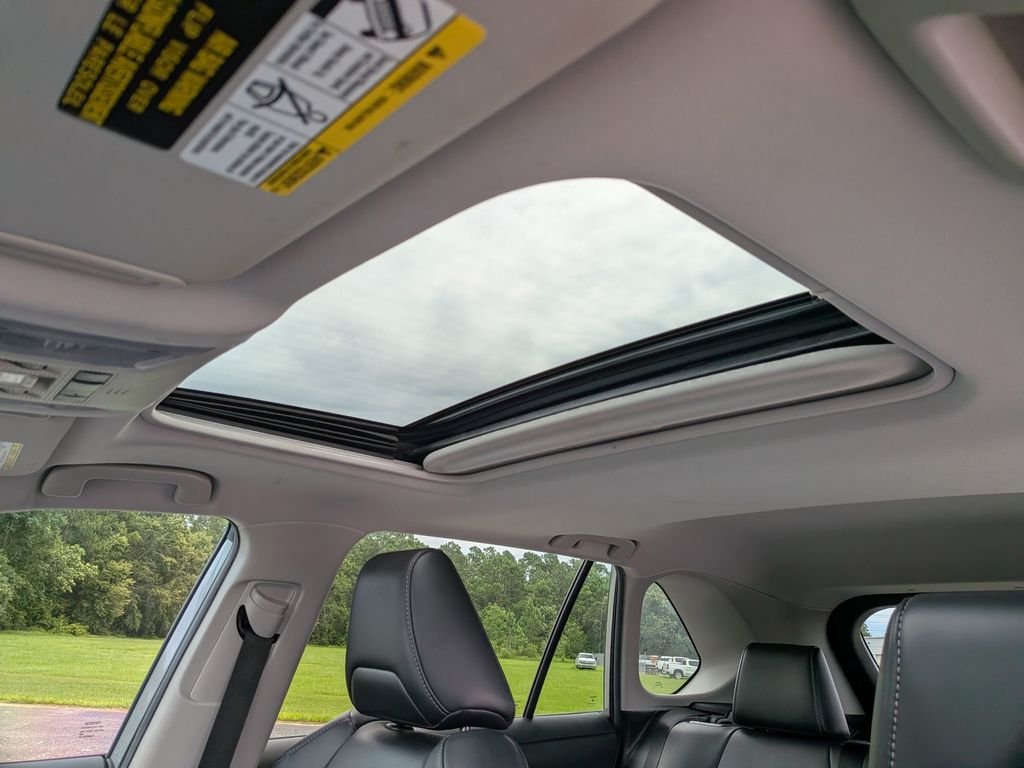 Used 2019 Silver Toyota XLE Premium image 17