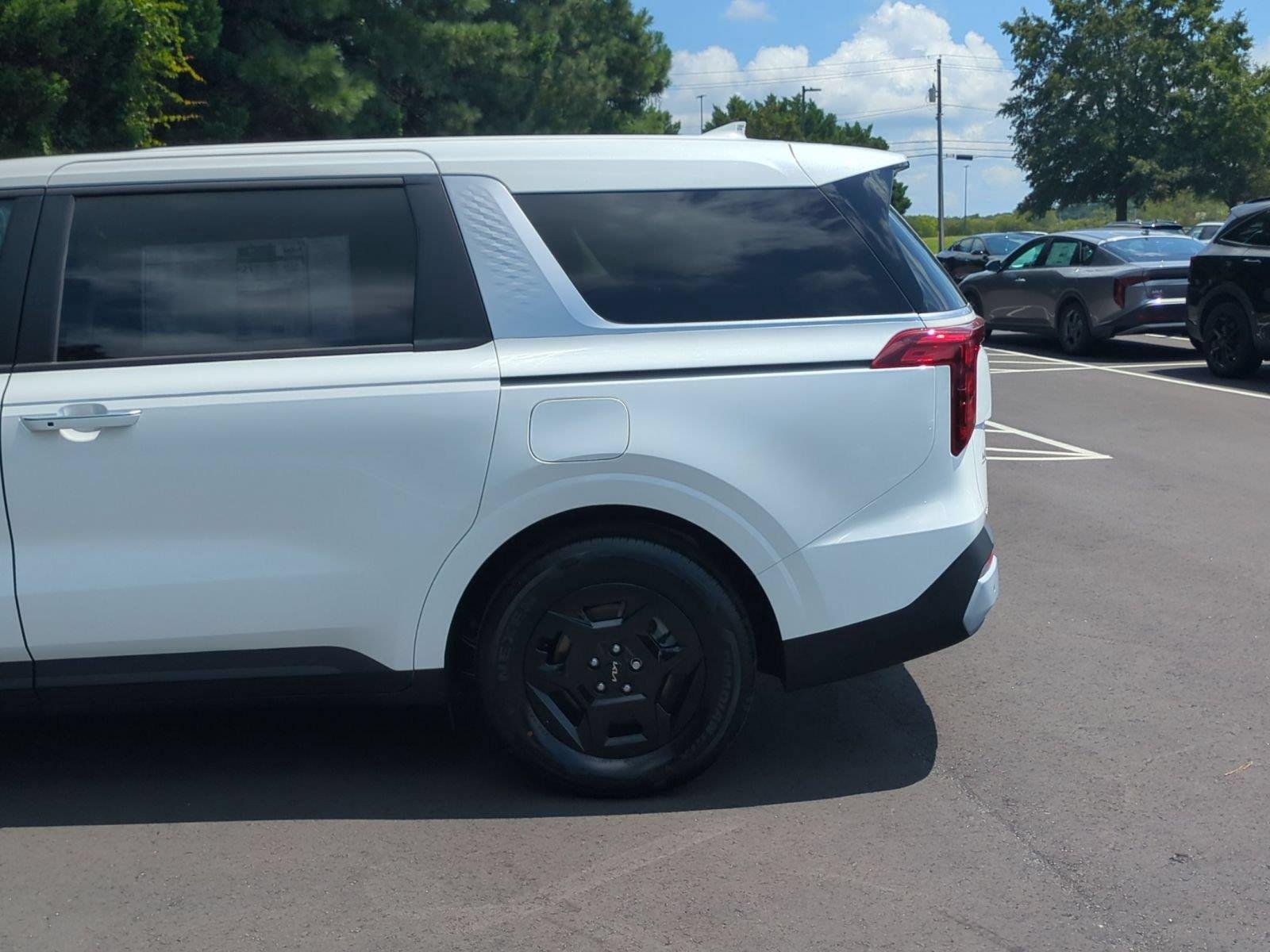 New 2026 Snow White Pearl Kia LXS image 11