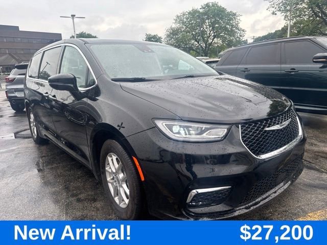 2024 Chrysler Pacifica Touring L's photo