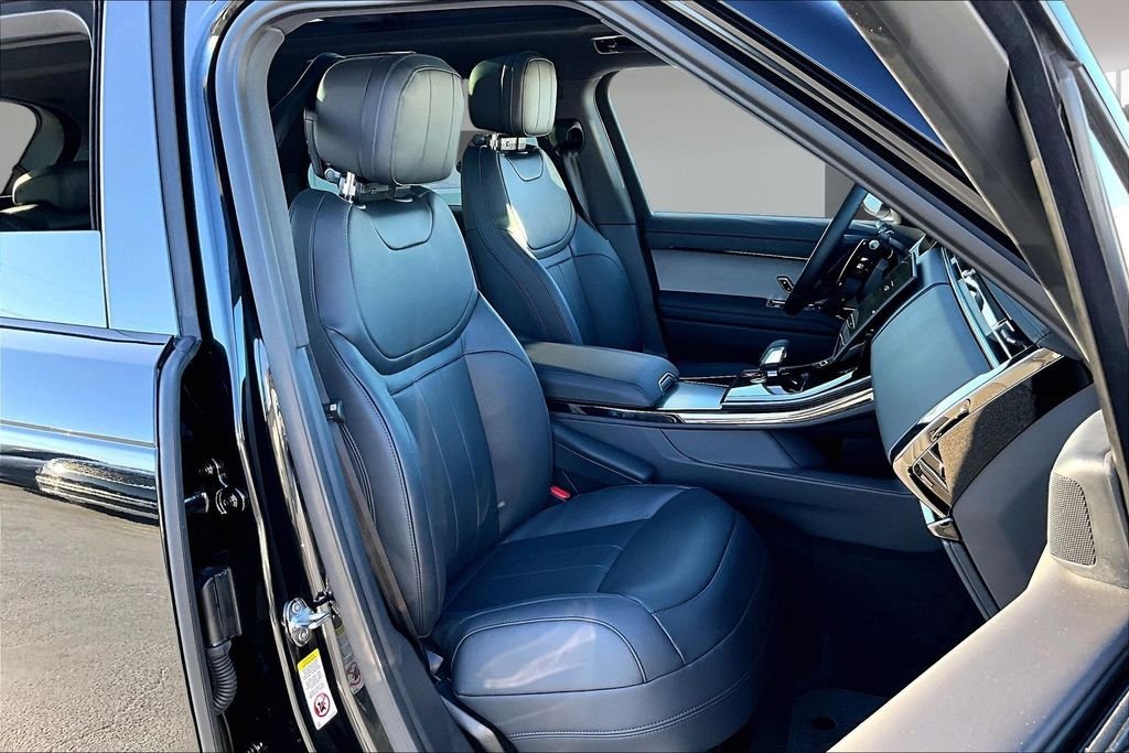 New 2026 SANTORINI BLACK Land Rover SE image 11