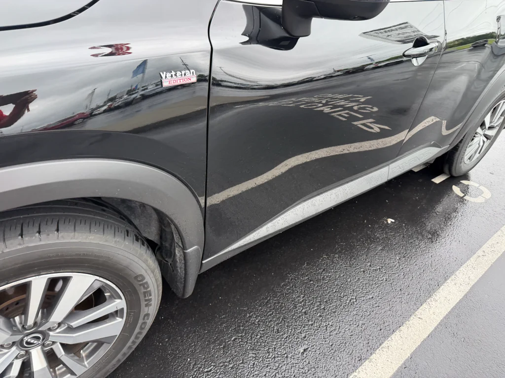 Used 2022 Black Nissan SL 4WD image 3