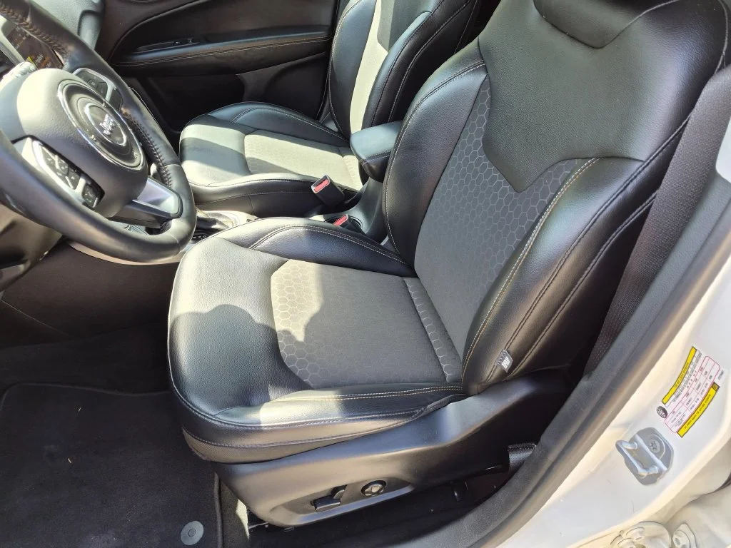 Used 2018 White Jeep Latitude image 21