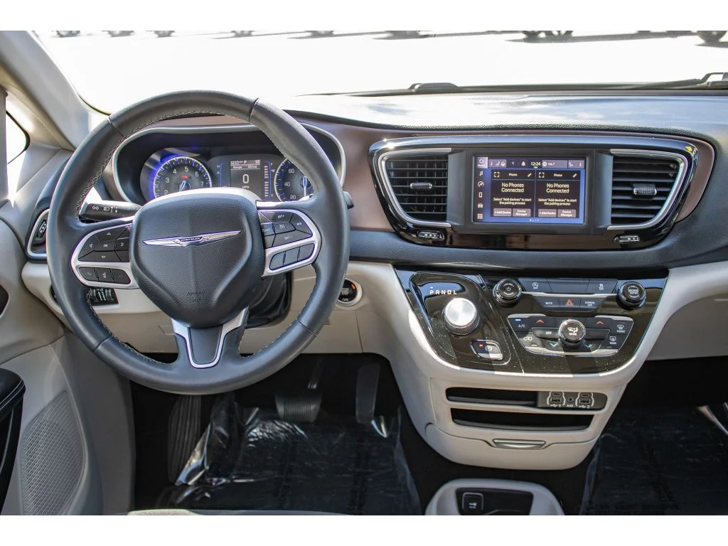 Used 2023 Silver Mist Clearcoat Chrysler LX image 23