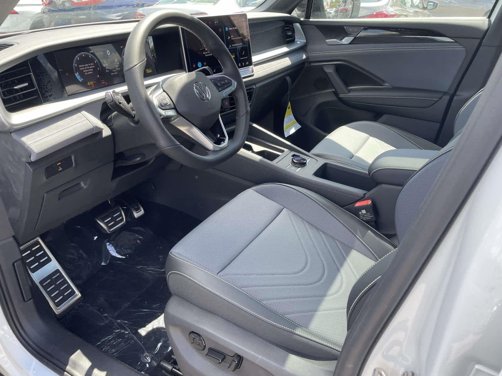 New 2026 Opal White w/Deep Black Roof Volkswagen SE R-Line Black image 17