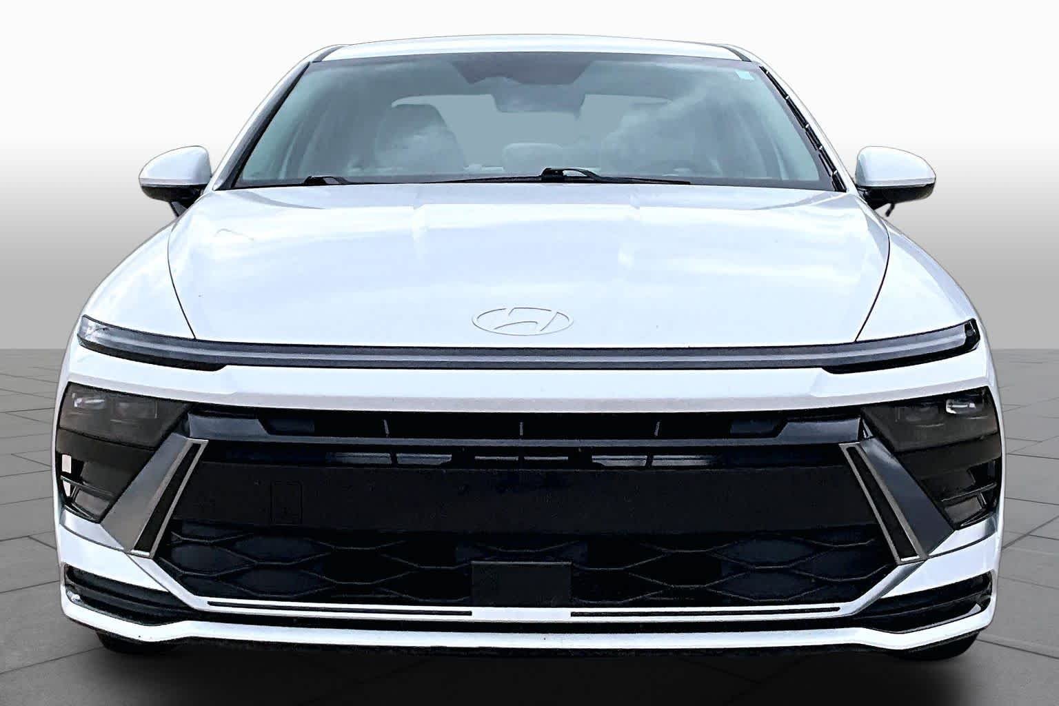 Used 2025 Serenity White Hyundai SEL image 4