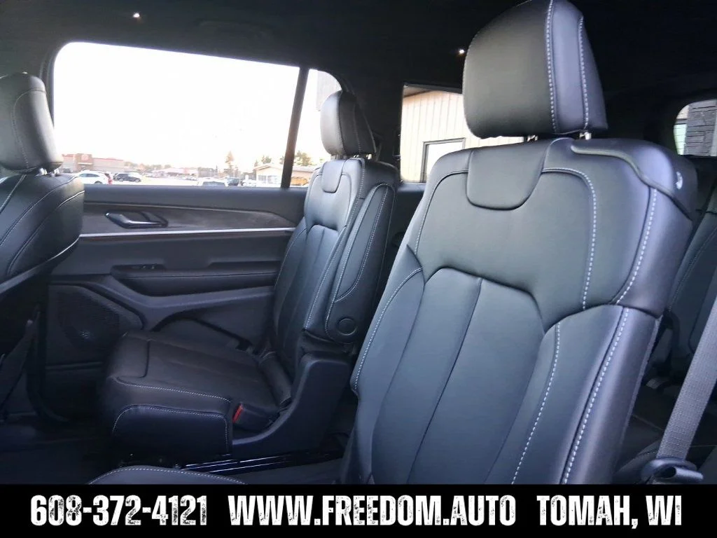 Used 2025 Silver Zynith Jeep Limited image 19