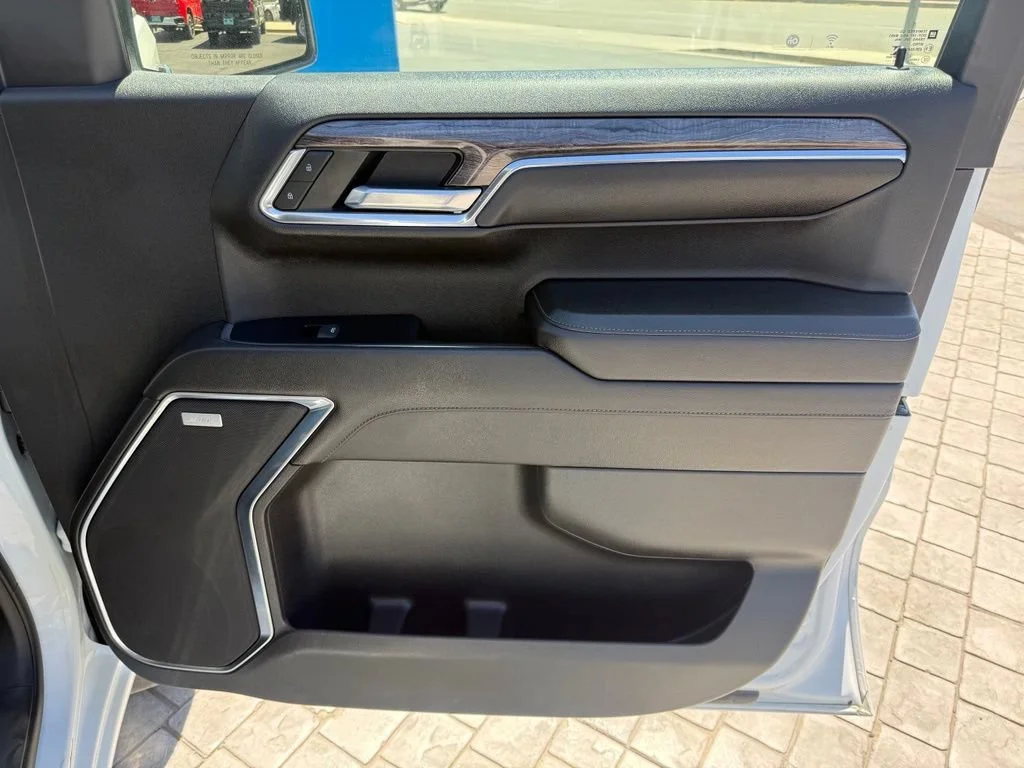 Used 2022 Summit White Chevrolet LTZ image 18