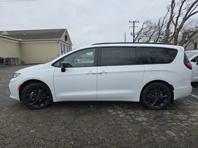 New 2026 Bright White Clear-Coat Exterior Paint Chrysler Limited image 23