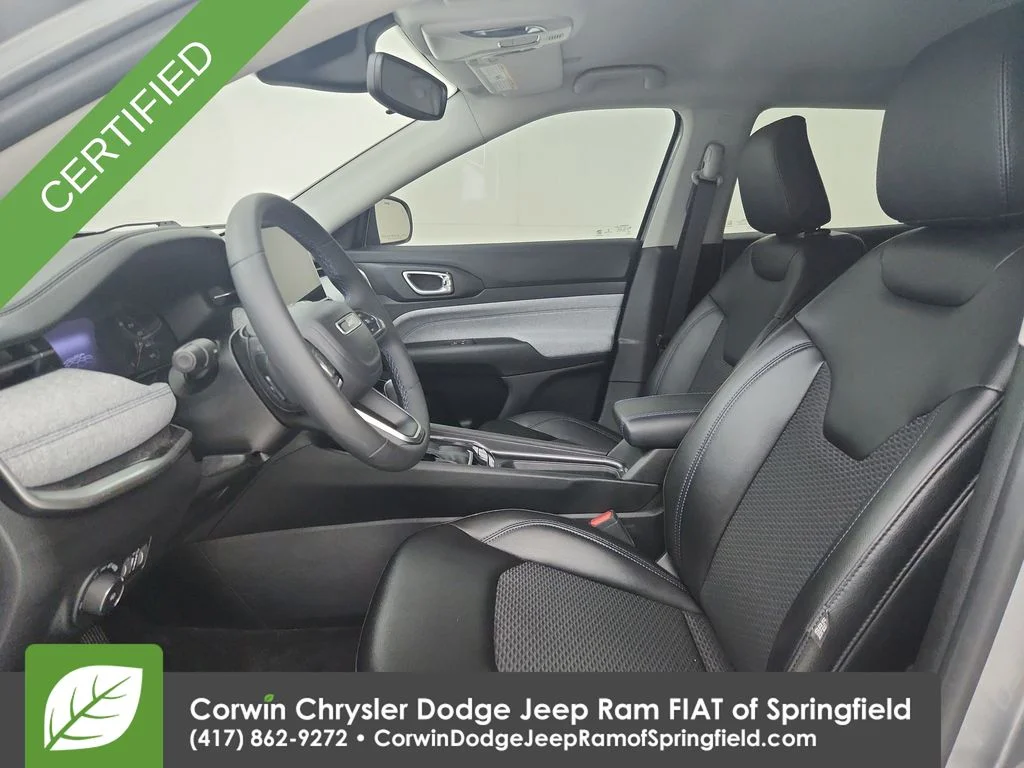 Used 2022 Silver Jeep Latitude image 2