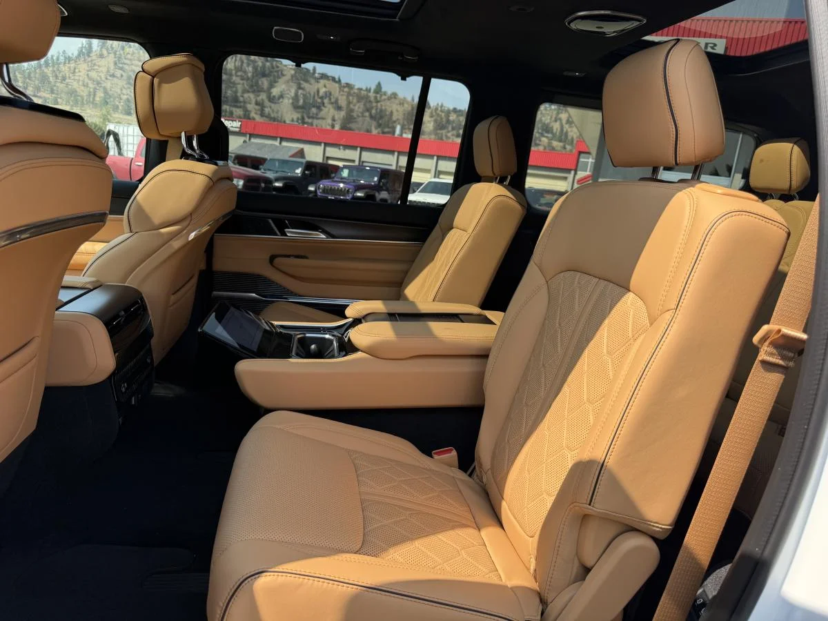 New 2026 White Jeep Summit Reserve image 19