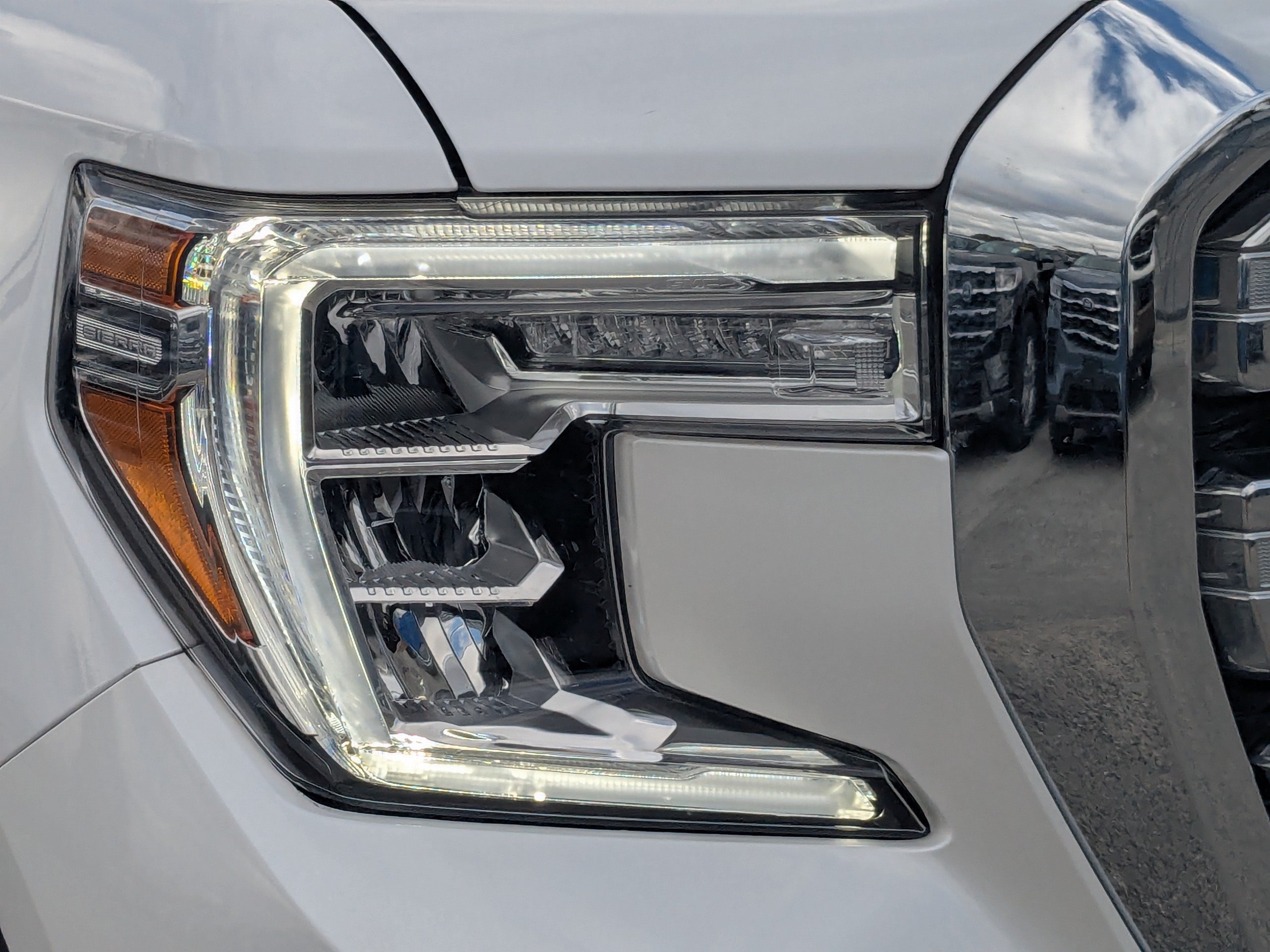 Used 2022 White Frost Tricoat GMC SLT image 9