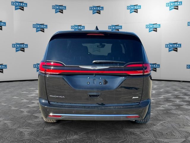 New 2026 Diamond Black Crystal Pearl-Coat Exterior Paint Chrysler Select image 4