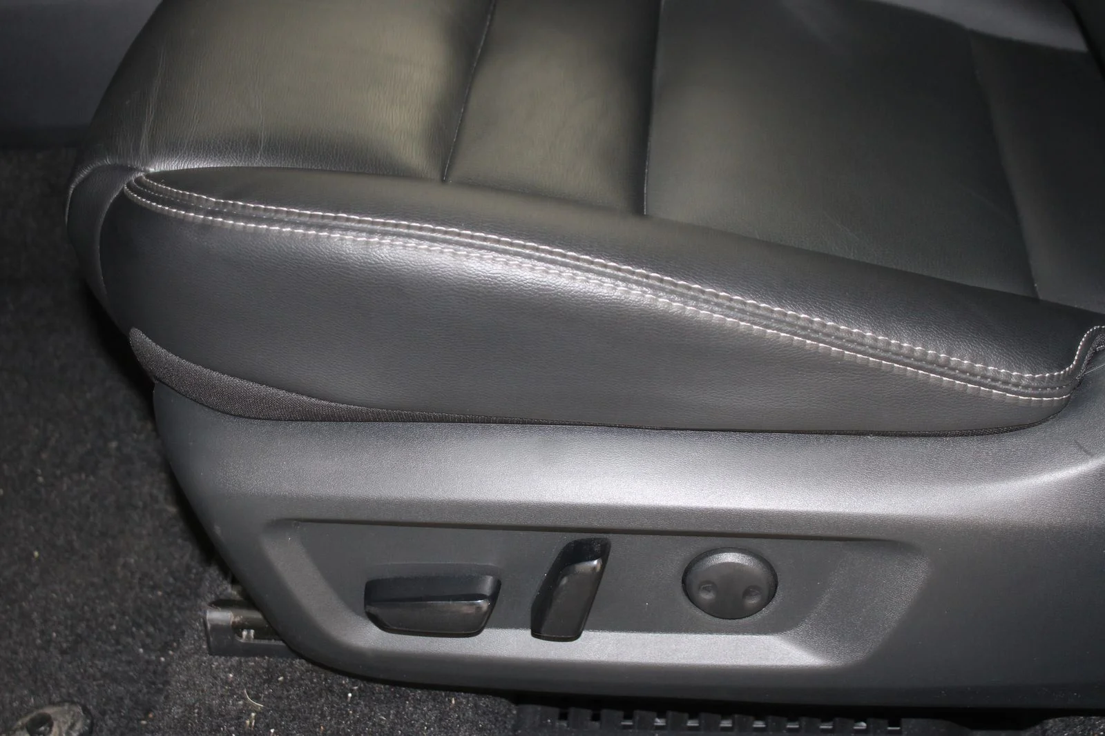 Used 2023 Gray Nissan SL image 16