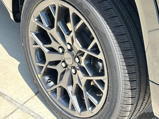 New 2026 Diamond Black Crystal Pearl-Coat Exterior Paint Jeep Summit image 10