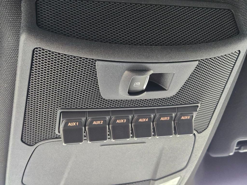 Used 2022  Ford Lariat image 33